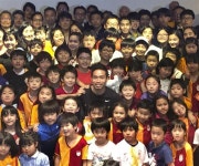 「自信持って」と長友選手　トルコで邦人児童らと交流 - 読んで見フォト - 産経フォト 「自信持って」と長友選手　トルコで邦人児童らと交流