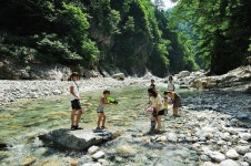 鐘釣河原｜黒部峡谷鉄道が小学生(6歳以上… 写真1/4｜SANSPO.COM（サンスポ） 黒部峡谷鉄道が小学生(6歳以上12歳未満)... 