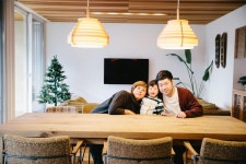 上田さん一家。左から妻・梨恵子さん、息子・縁くん、…｜「5本の樹」のある庭で「ネイチ… 写真1/4｜SANSPO.COM（サンスポ） 「5本の樹」... 