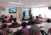 성동구 > 왕십리제2동 > 동네소개 및 소식 > 포토앨범 > 가요교실 프로그램 활동