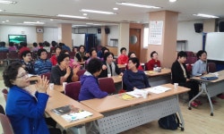 성동구 > 왕십리제2동 > 동네소개 및 소식 > 포토앨범 > 즐거운 가요교실 프로그램