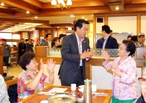 서대문구의원누리집 - 이진삼의원 홈페이지 > 의원동정 > 의정활동사진 (제목 : 신촌동 어버이날기념 경로행사) 