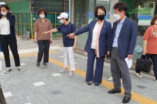 서대문구의회 누리집 - 의정활동 > 의정활동사진 (제목 : 통일로 보도블록 공사 현장확인) 서대문구의회