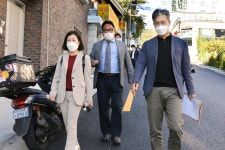 서대문구의회 누리집 - 의정활동 > 의정활동사진 (제목 : 풍림아이원~ 포방터 시장 일대 보행자통로에 관한 현장방문) 서대문구의회