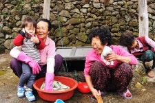 우물가에서 - 유형전 [제8회 세계일보 UCC&사진 공모전] | 세계일보 우물가에서 - 유형전 [제8회 세계일보 UCC&사진 공모전]