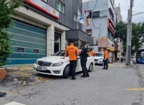 “지인찬스인가”…소방서 앞 불법주차된 벤츠 신고하는데 막아선... “지인찬스인가”…소방서 앞 불법주차된 벤츠 신고하는데 막아선 소방관