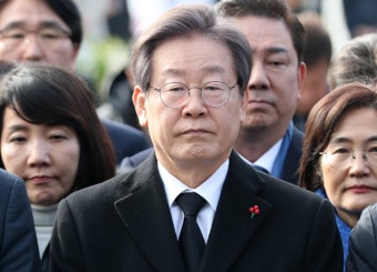 이재명, 부산 가덕도 신공항부지 방문 중 피습 | 세계일보 이재명, 부산 가덕도 신공항부지 방문 중 피습
