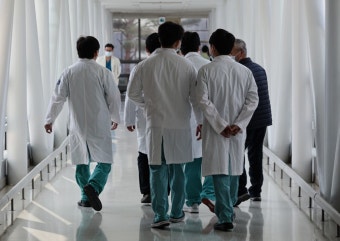 전공의, 아직은 집단행동 자제…정부 강경기조에 '신중 모드' | 세계일보 전공의, 아직은 집단행동 자제…정부 강경기조에 '신중 모드'
