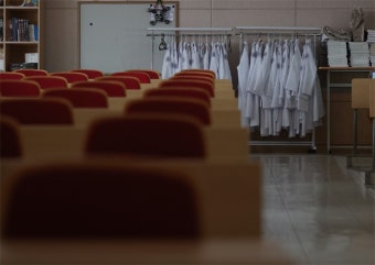 봄이 와도 텅 빈 강의실…의대 개강 연기, 4월 말이 마지노선 | 세계일보 봄이 와도 텅 빈 강의실…의대 개강 연기, 4월 말이 마지노선