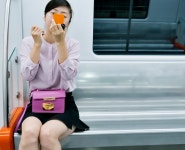 출근길 지하철서 ‘화장’하는 女… “공공장소에서 예의 없다” VS “이해간다” | 세계일보 출근길 지하철서 ‘화장’하는 女... 
