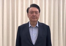 [속보] 윤석열 대통령 헌재 심판정 입장…양복 차림 | 세계일보 [속보] 윤석열 대통령 헌재 심판정 입장…양복 차림