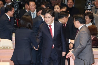 與 