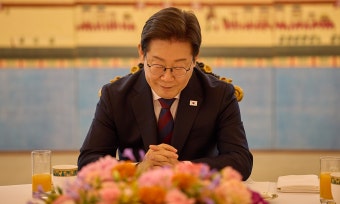 李 대통령, 조국 사면복권 요구에 ‘묵묵부답’…비교섭단체 5당... 李 대통령, 조국 사면복권 요구에 ‘묵묵부답’…비교섭단체 5당 대표와 오찬