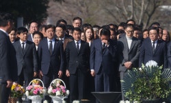 노짱님 보고드립니다…鄭, 檢개혁법 처리 이틀만에 盧묘역으로 | 세계일보 노짱님 보고드립니다…鄭, 檢개혁법 처리 이틀만에 盧묘역으로