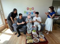 포토앨범-지역사회보장협의체 8월 독거어르신 생일상 차려드리기 사업 내용 | 인천광역시 서구 동주민센터>청라1동>우리동소식>포토앨범