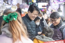 포토,현장속으로!-20230119 설맞이 가좌시장 방문 내용 | 인천광역시 서구 구청장>서구소식>포토,현장속으로!