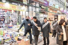 포토,현장속으로!-20240124 중앙시장 설 명절맞이 전통시장 방문 내용 | 인천광역시 서구 구청장>서구소식>포토,현장속으로!