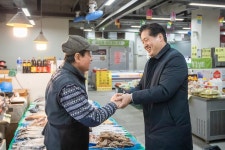 포토,현장속으로!-20260211 거북시장 신거북시장 명절맞이 전통시장 방문 내용 | 인천광역시 서구 구청장>서구소식>포토,현장속으로!