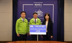 태건BF(대표 김만석)임직원들의 간호대학 기부금 1억원 전달식후 이현경 학장과 기념촬영[2024.12.12] | 간호대학