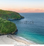 요트가 정박해 있는 파스텔 하늘 아래 스톡 사진 2671682597 | Shutterstock