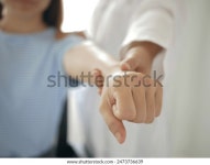 물리치료사와 물리치료를 하는 아시아 여성 환자 스톡 사진 2473736639 | Shutterstock