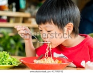 행복한 아시아 소년, 맛있는 국수 스톡 사진 417998932 | Shutterstock