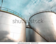 산업지역의 석유 저장 탱크. 원유생산공장 수출용. 스톡 사진 1896335929 | Shutterstock