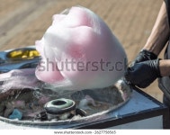 한 사람이 분홍색 솜사탕을 불고 있다. 스톡 사진 2627758565 | Shutterstock
