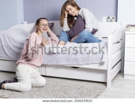 태블릿 PC에 나온 사진 속 두 스톡 사진 2046190025 | Shutterstock