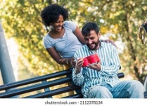 공원에서 선물로 남자를 놀라게 한 여성 스톡 사진 2112378134 | Shutterstock