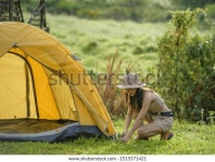 젊은 아시아 여자는 캠핑을 위한 텐트 스톡 사진 2515571421 | Shutterstock