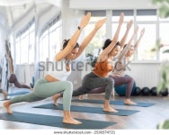 현대 요가 스튜디오에서 스트레칭 운동을 훈련 스톡 사진 2530374721 | Shutterstock