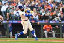 Seattle Mariners Teoscar Hernandez Makes a Trade with Some Young Fans on Friday - Fastball Seattle Mariners Teoscar Hernandez... 