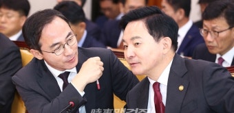 [국정감사] 대화 나누는 원희룡 장관-김오진 차관