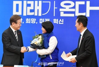 인재영입 1호 박지혜 변호사와 악수하는 이재명 대표