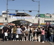 심평원 경기남부본부, 수원 남문시장서 '상생의 장보기' 지역 경제 온기 나눔