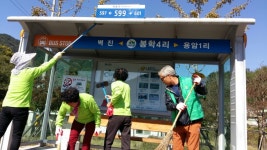 벽진면 새마을지도자, 관내 버스승강장 주변 대청소 실시 성주군 새소식 보기 > 군정홍보 > 성주소개 > 성주군청 성주군청