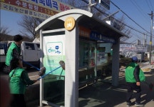 가천면, 버스승강장 청소로 현장행정 실천 성주군청 > 성주소개 > 군정홍보 > 성주군 새소식 보기