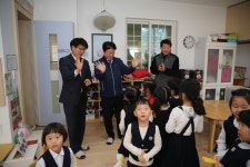 (글보기)신성유치원 방문 성주군청 > 성주소개 > 군정홍보 > 성주군 새소식 보기 성주문화관광