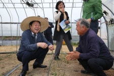 (글보기)영농현장(주)참사랑 및 별고을 아스파라거스농장 방문 성주군청 > 성주소개 > 군정홍보 > 성주군 새소식 보기 성주문화관광