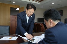 농림축산식품부 김현수장관 및 이재욱차관 면담 방문 성주군청 > 성주소개 > 군정홍보 > 성주군 새소식 보기