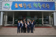 (글보기)배성호과장 백옥현담당 퇴직 공로패 전달 성주군청 > 성주소개 > 군정홍보 > 성주군 새소식 보기 다함께! 힘찬 새성주, 환경과