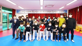 (글보기)성주중앙초등학교 태권도부 격려 방문 성주군청 > 성주소개 > 군정홍보 > 성주군 새소식 보기 성주군사이버기업지원센터