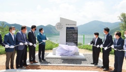 (글보기)조덕환선생 공덕비 제막식 성주군청 > 성주소개 > 군정홍보 > 성주군 새소식 보기 다함께! 힘찬 새성주, 체육시설사업소