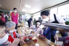 (글보기)온정의 손길봉사(짜장면 무료나눔) 성주군청 > 성주소개 > 군정홍보 > 성주군 새소식 보기 다함께! 힘찬 새성주, 환경과