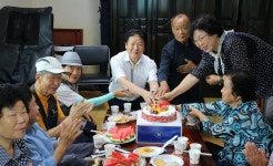 용암면 대봉2리 우리마을한글학교 졸업사진 촬영 성주군청 > 성주소개 > 군정홍보 > 성주군 새소식 보기