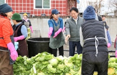 성주읍지역사회보장협의체 김장나눔 성주군 새소식 보기 > 군정홍보 > 성주소개 > 성주군청 성주군청