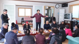 용암면 중거리 경로당 리모델링사업 기념 성주군청 > 성주소개 > 군정홍보 > 성주군 새소식 보기 다함께! 힘찬 새성주, 재무과
