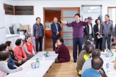 어버이날 기념 경로당 방문 성주군청 > 성주소개 > 군정홍보 > 성주군 새소식 보기 다함께! 힘찬 새성주, 문화예술과