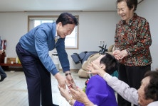 어버이날 기념 경로당 방문 성주군청 > 성주소개 > 군정홍보 > 성주군 새소식 보기 다함께! 힘찬 새성주, 미래전략실